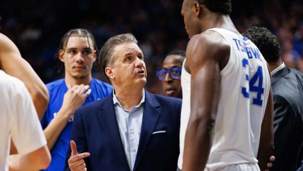 Kentucky Wildcats head coach John Calipari talks with forward Oscar Tshiebwe (34) during the second half against the Vanderbilt Commodores at Rupp Arena at Central Bank Center.