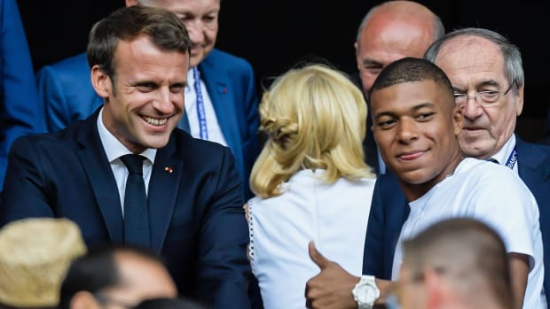 Kylian Mbappé posing with French president Emmanuel Macron