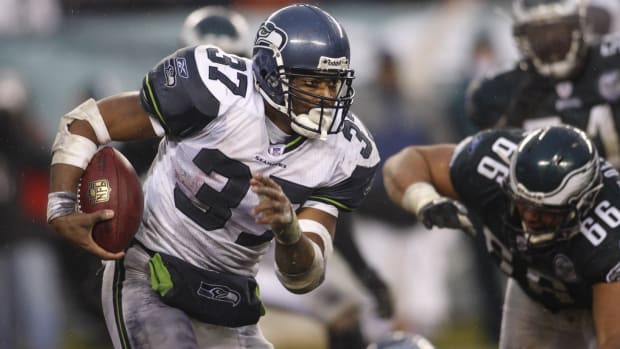 Seattle Seahawks running back Shaun Alexander (37) carries the ball during the fourth quarter against the Philadelphia Eagles at Lincoln Financial Field in Philadelphia, PA. The Seahawks defeated the Eagles 28-24.