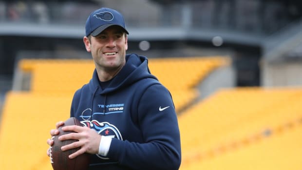 Tennessee Titans quarterback Kevin Hogan (18) warms up before the game against the Pittsburgh Steelers at Heinz Field.