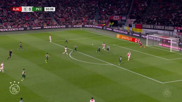 Klaassen's double helps Ajax close in on Eredivisie title