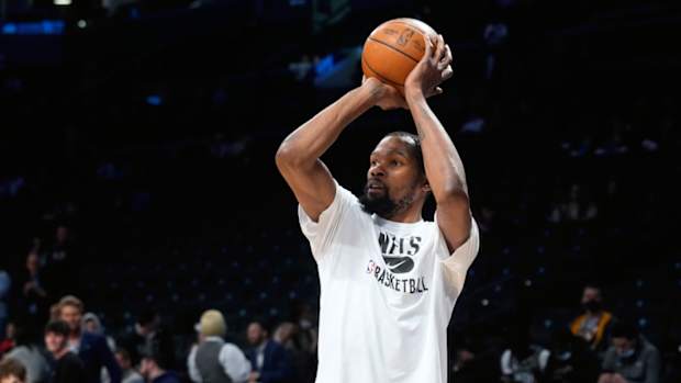 Kevin Durant warms up ahead of Nets game.