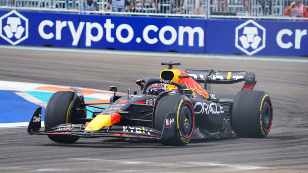 8 мая 2022 г .;  Майами Гарденс, Флорида, США;  Пилот Red Bull Макс Ферстаппен из Нидерландов в очереди на Гран-при Майами на Международном автодроме Майами.