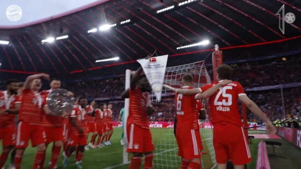 Bayern stars celebrate Bundesliga trophy lift with fans
