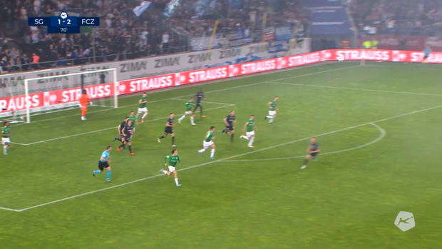 Incredible! St. Gallen's goalkeeper defends with his face and the ball hits the crossbar