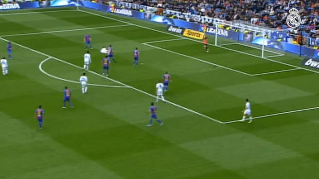 Amazing goal of Gonzalo Higuain against Levante in 2013