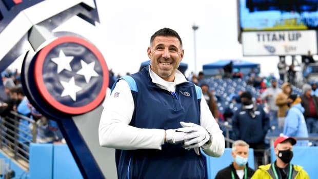 Tennessee Titans head coach Mike Vrabel gets ready t face the Miami Dolphins at Nissan Stadium Sunday, Jan. 2, 2022 in Nashville, Tenn.