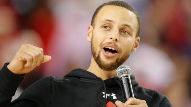 Stephen Curry speaking to a Davidson crowd.