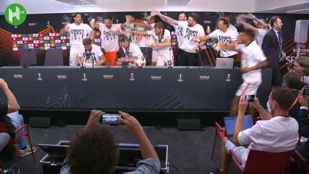 Frankfurt's players celebrate the Europa League Title at the press conference