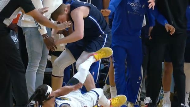 Davis Bertans gets tangled up with Damion Lee