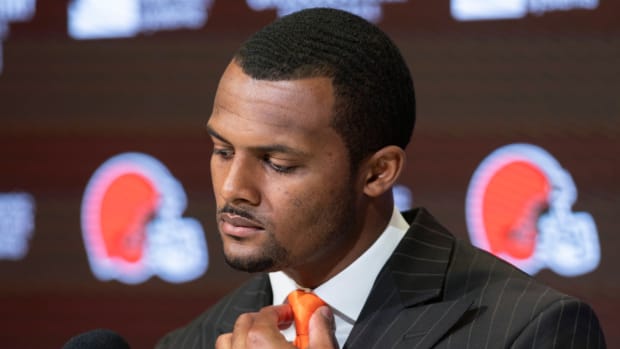 Cleveland Browns quarterback Deshaun Watson adjusts his tie during a press conference.