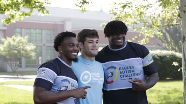 Nakobe Dean (left) and Jordan Davis (right) participate in the Eagles Autism Challenge on May 21, 2022