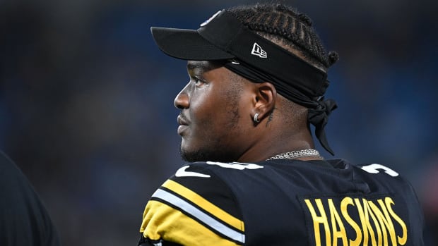 Steelers quarterback Dwayne Haskins (3) on the sidelines in the third quarter at Bank of America Stadium.