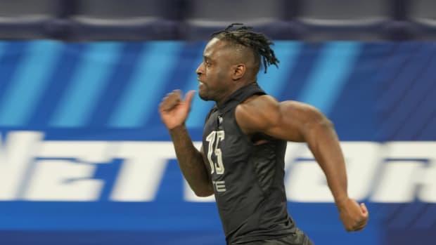 Maryland tight end Chig Okonkwo (TE15) runs the 40-yard dash during the 2022 NFL Scouting Combine at Lucas Oil Stadium.