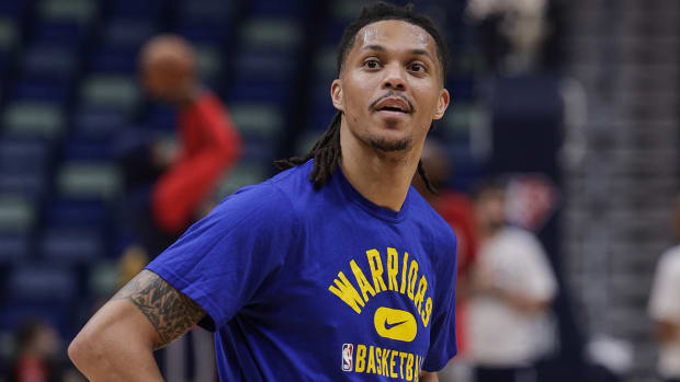 Damion Lee warming up for the Golden State Warriors.