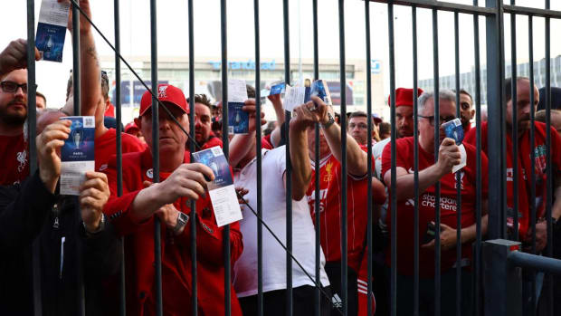 Paris, France, 28th May 2022. Liverpool fans outside the stadium as they attempt to gain access during the UEFA Champions League match at Stade de France, Paris. (David Klein / Sportimage)