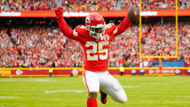 Dec 26, 2021; Kansas City, Missouri, USA; Kansas City Chiefs running back Clyde Edwards-Helaire (25) celebrates as he runs for a touchdown against the Pittsburgh Steelers during the first half at GEHA Field at Arrowhead Stadium. Mandatory Credit: Jay Biggerstaff-USA TODAY Sports