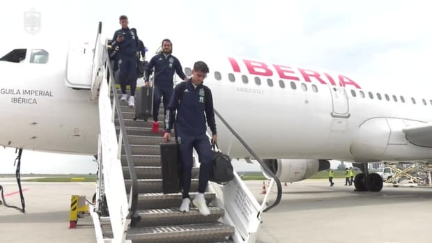 The Spanish national team arrive in Prague