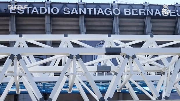 The first roof mega-truss is hoisted into the Santiago Bernabéu 