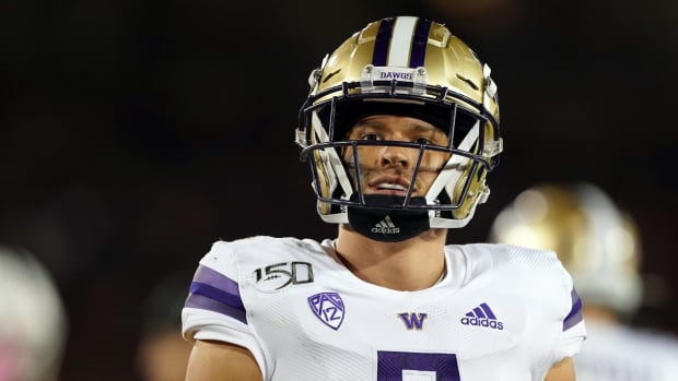 Washington Huskies defensive back Elijah Molden (3) stands on the field during the third quarter against the Stanford Cardinal at Stanford Stadium.