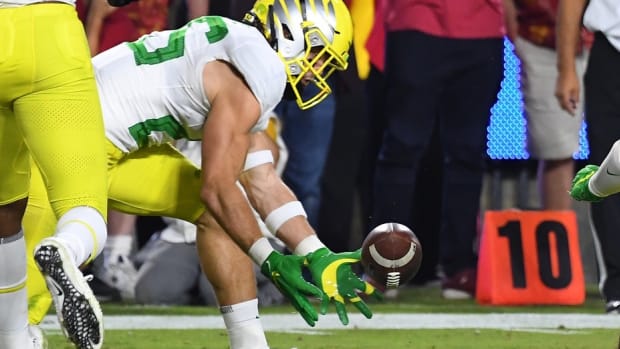 Oregon Ducks safety Brady Breeze (25) recovers a fumble in the first half of the game against the USC Trojans at the Los Angeles Memorial Coliseum.