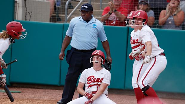 Live Updates Alabama Softball Vs Kentucky In Game Two Of The 2021 Super Regionals Sports Illustrated Alabama Crimson Tide News Analysis And More