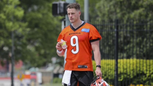 25 de mayo de 2021;  Cincinnati, Ohio, Estados Unidos;  El mariscal de campo de los Cincinnati Bengals, Joe Burrow (9), camina hacia Paul Brown Field después de la práctica.  Crédito obligatorio: Katie Stratman-USA TODAY Sports