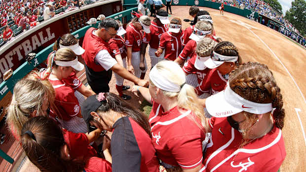 Live Updates Alabama Softball Vs Kentucky In Game Two Of The 2021 Super Regionals Sports Illustrated Alabama Crimson Tide News Analysis And More
