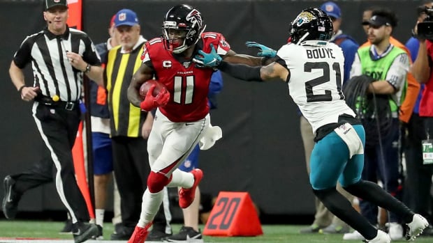 Atlanta Falcons wide receiver Julio Jones (11) runs after a catch against Jacksonville Jaguars cornerback A.J. Bouye (21) in the second half at Mercedes-Benz Stadium.