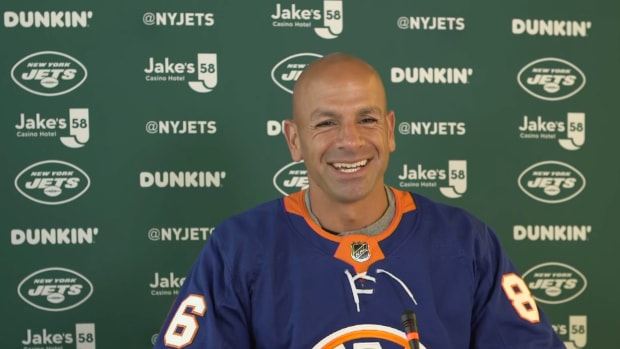 Jets head coach Robert Saleh wears Islanders jersey