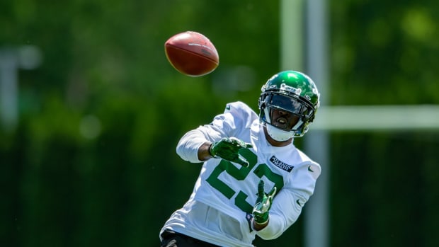 Jets RB Tevin Coleman catches pass