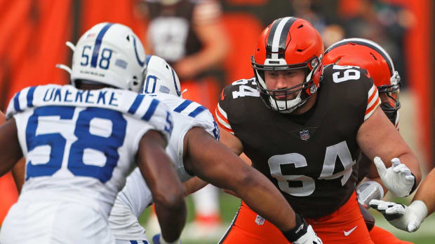 Browns center JC Tretter (64) blocks for Baker Mayfield during the first quarter against the Indianapolis Colts, Sunday, Oct. 11, 2020, in Cleveland, Ohio. [Jeff Lange/Beacon Journal] BrownsTretter