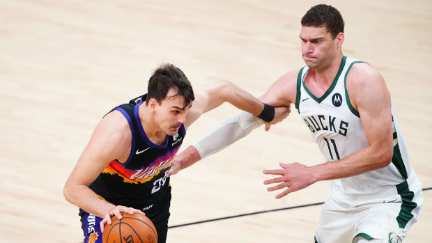 Dario Šarić (left) being defended by Brook Lopez (right).