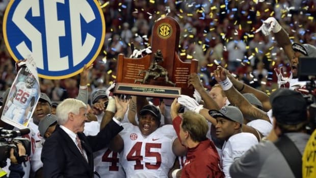 Jalston Fowler holds up the SEC championship trophy