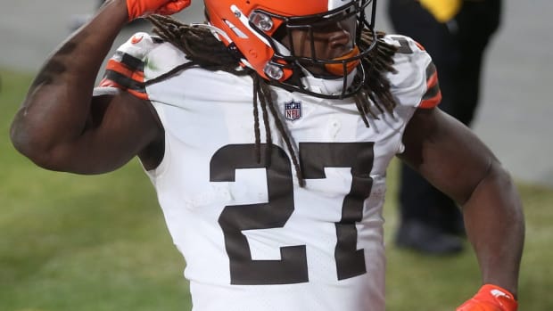 Cleveland Browns running back Kareem Hunt (27) flexes after scoring a rushing touchdown during the second half of an NFL wild-card playoff football game against the Pittsburgh Steelers, Sunday, Jan. 10, 2021, in Pittsburgh, Pennsylvania. [Jeff Lange/Beacon Journal] Browns Extras 18
