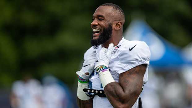 Indianapolis Colts outside linebacker Darius Leonard (53) smiles as he's welcomed to the field to loud cheers from the crowd gathered Friday, Aug. 13, 2021, during a joint practice with the Carolina Panthers at Grand Park Sports Campus in Westfield, Ind. Indianapolis Colts Host Carolina Panthers At Grand Park In Westfield Ind