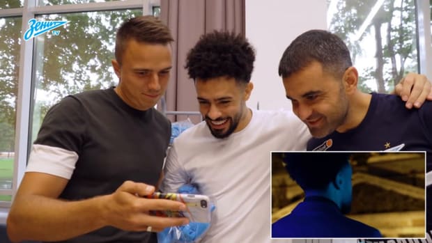 Claudinho reacts his announcement video at Zenit St. Petersburg