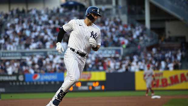 Yankees OF Joey Gallo rounding third base on home run