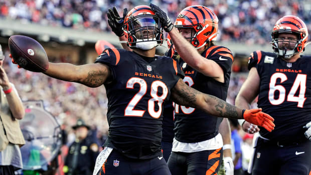 Joe Mixon scored five touchdowns (four via rush, one pass) in the Bengals’ 42-21 win over the Panthers.