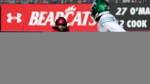 Cincinnati Bearcats quarterback Evan Prater (3) carries the ball in the second quarter during a college football game against the Tulane Green Wave, Friday, Nov. 25, 2022, at Nippert Stadium in Cincinnati. Ncaaf Tulane Green Wave At Cincinnati Bearcats Nov 25 0174