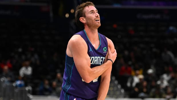Hornets forward Gordon Hayward (20) grabs his left shoulder during a game against the Wizards.