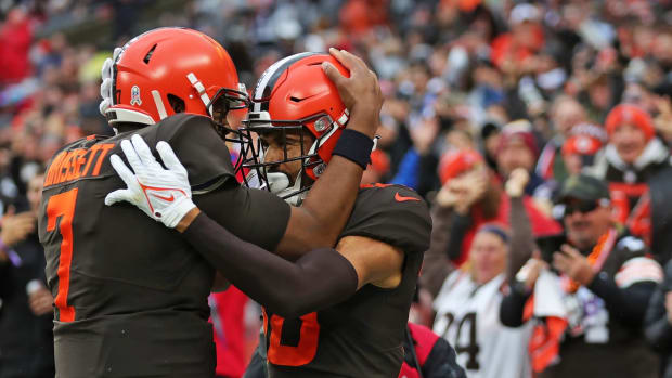 Cleveland Browns wide receiver Anthony Schwartz (10) celebrates his rushing touchdown with quarterback Jacoby Brissett (7) during the first half of an NFL football game against the Tampa Bay Buccaneers at FirstEnergy Stadium, Sunday, Nov. 27, 2022, in Cleveland, Ohio. Browns27jl 2 Syndication Akron Beacon Journal