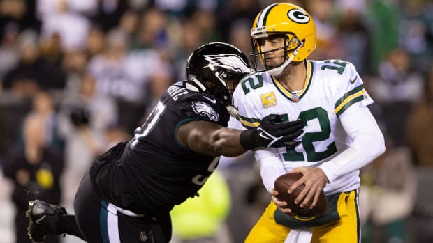 Green Bay Packers quarterback Aaron Rodgers (12) avoids the tackle attempt of Philadelphia Eagles