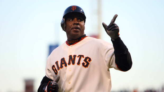 SF Giants left fielder Barry Bonds points to the fans after hitting a home run against the Pittsburgh Pirates. (2007)