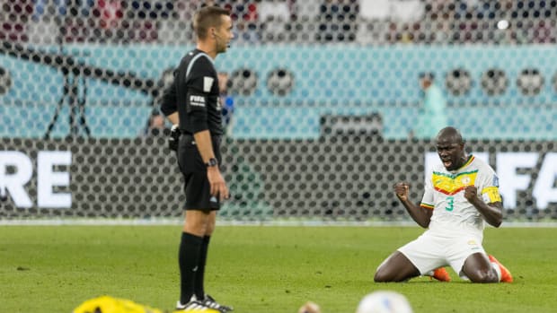 Kalidou Koulibaly de Senegal festeja gol ante Ecuador