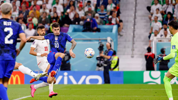 Christian Pulisic scores a goal for the USMNT against Iran at the World Cup.