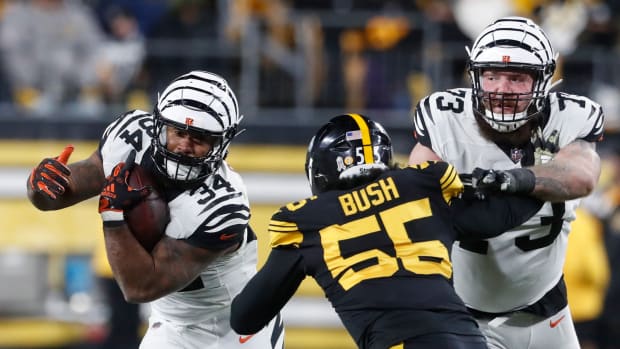 Cincinnati Bengals running back Samaje Perine (34) carries the ball as offensive tackle Jonah Williams (73) blocks Pittsburgh Steelers linebacker Devin Bush (55) during the third quarter at Acrisure Stadium. The Bengals won 37-30.