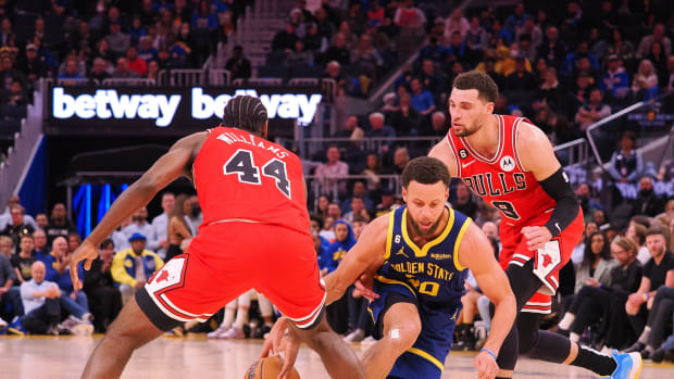 Golden State Warriors point guard Stephen Curry (30) is called for traveling as he drives in between Chicago Bulls forward Patrick Williams (44) and guard Zach LaVine (8)