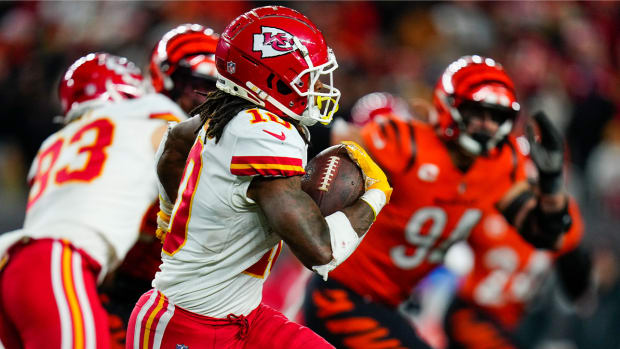 Dec 4, 2022; Cincinnati, Ohio, USA; Kansas City Chiefs running back Isiah Pacheco (10) breaks away to the outside in the fourth quarter of a Week 13 NFL game at Paycor Stadium.