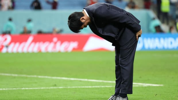Técnico de Japón se disculpa con afición y se gana el corazón de todos